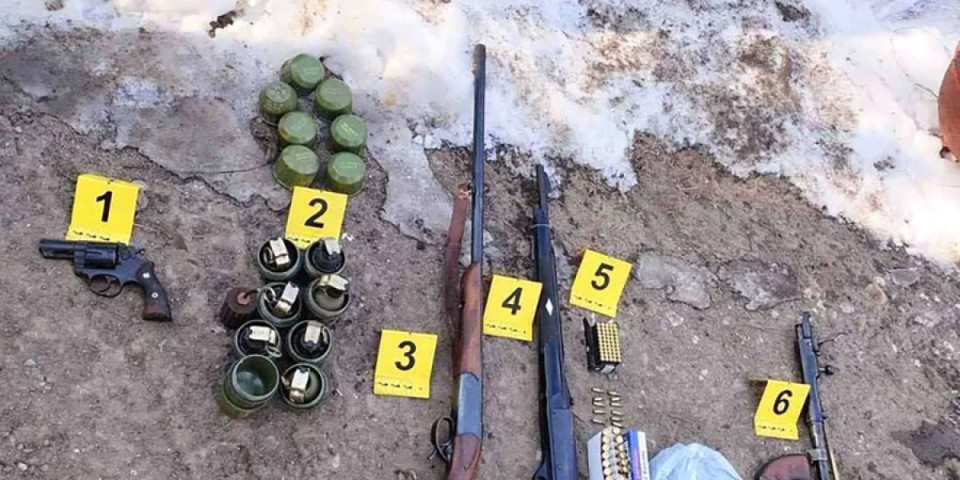 Bombe, puške, pištolji: Oglasio se MUP nakon hapšenja i zaplene arsenala na Zvezdari (FOTO)