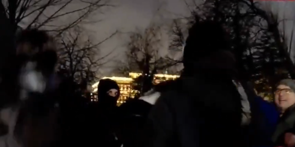 Blamiraju se uz jezive pokliče: Blokaderi opet skandiraju sramnu pesmu