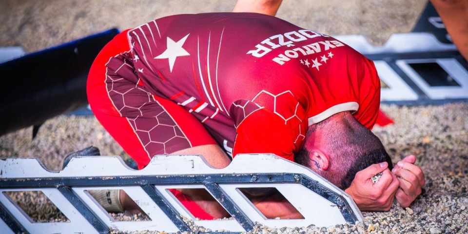 Oni gutaju, gutaju, pa povraćaju - Slikoviti prikaz raspada sistema kod Crvenih (VIDEO)