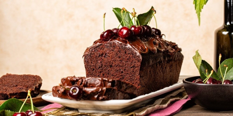 "Pijani" kolač sa višnjama se topi u ustima: Svaki zalogaj  je eksplozija sočnosti i ukusa