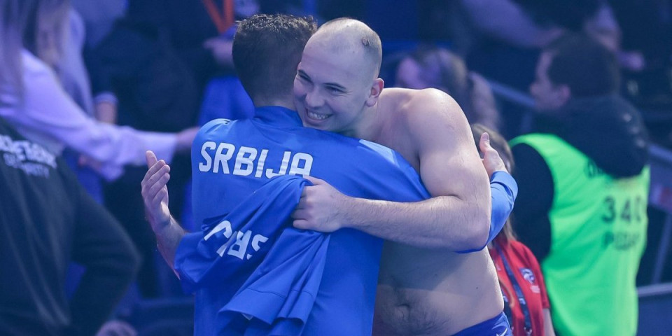 Emotivne scene u Areni: Evo sa kim je Dušan Mandić proslavio plasman Srbije u finale (FOTO)