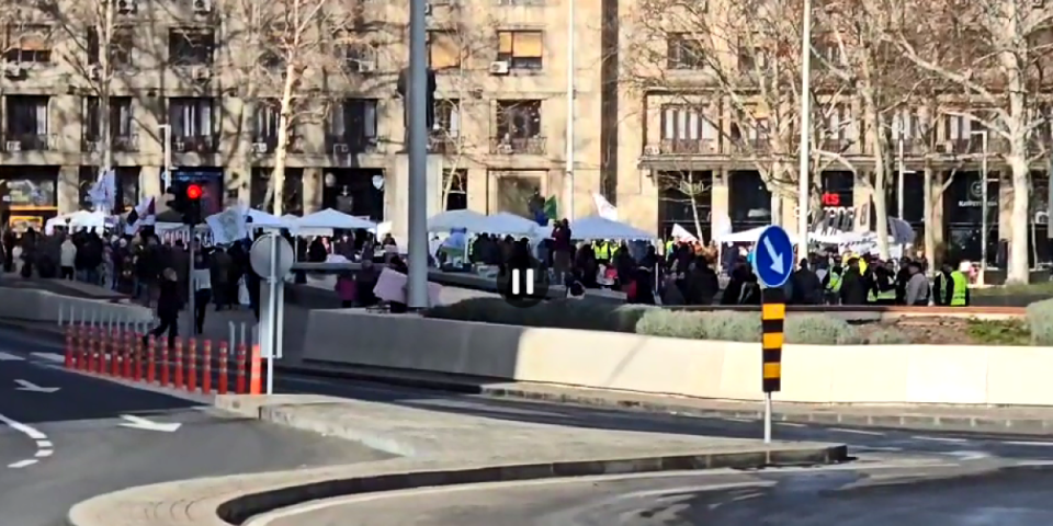 Blokaderi ponovo okupiraju Beograd! Podigli bedne šatore na Trgu Nikole Pašića - Kokanović zapretio novinarima Informera (VIDEO)