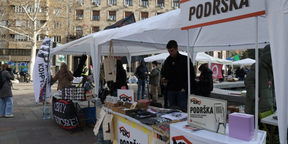 Svirajte kraj: I blokaderi napustili sami sebe (FOTO)