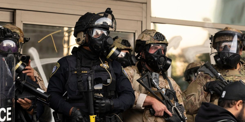 Horor usred bela dana! Američki agenti bez milosti upucali čoveka - Snimak ledi krv u žilama (VIDEO)