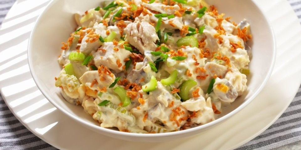 Kremasta pileća salata sa kikirikijem: Bogatim ukusom osvaja sva čula, a lako se pravi