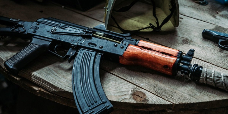 Haos u Podujevu: Muškarac pucao iz kalašnjikova, šest policajaca jurilo ka njemu (VIDEO)