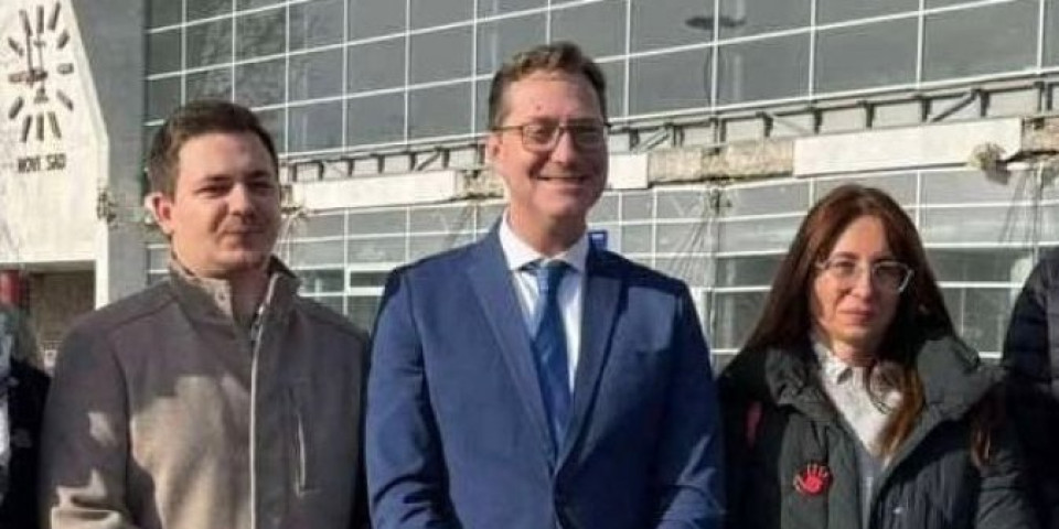 Užas u režiji blokadera: Smejali se zajedno s Prebiličem na mestu pada nadstrešnice i stradanja 16 ljudi (FOTO)