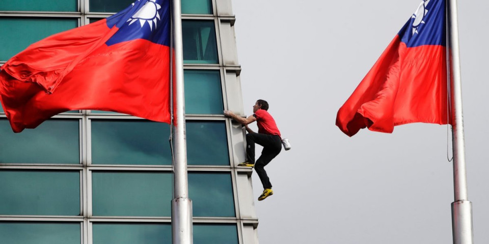 Svet u šoku, smrt mu ne može ništa! Istorijsko penjanje na 101 sprat: Bez zaštite i osiguranja prkosio gravitaciji (FOTO/VIDEO)