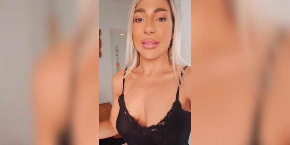 Klozetarka, čistačica i domaćica: Jovana Jeremić posprema stan, grudi sevaju na sve strane