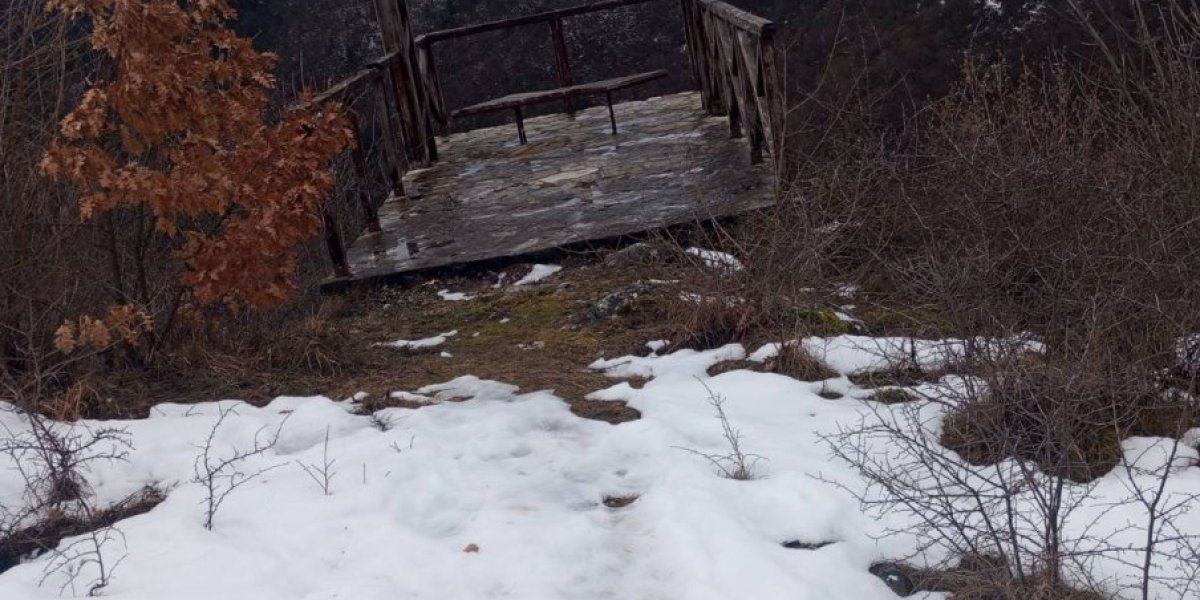 Vidikovac Savina stolica nalazi se na desnoj obali Zlatarskog jezera