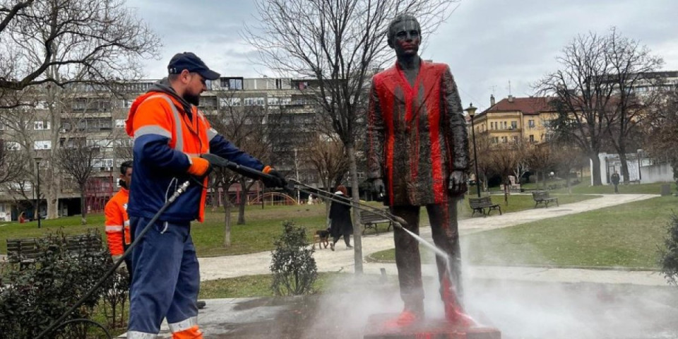 Vandalski napad na spomenik! Vidović obišao mesto skrnavljenja - Gradska čistoća odmah reagovala (FOTO/VIDEO)