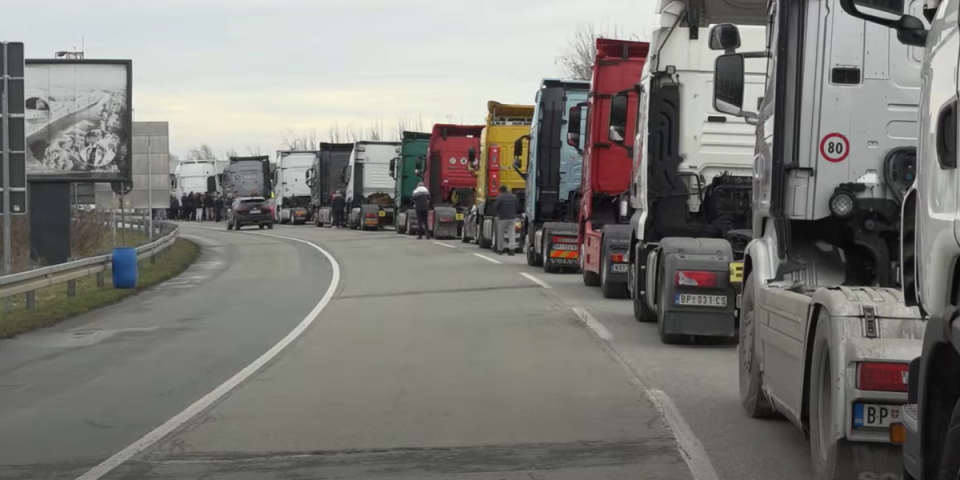 Treći dan blokade: Saobraćaj i dalje zaustavljen, privreda trpi posledice, a prevoznici zahtevaju ovo