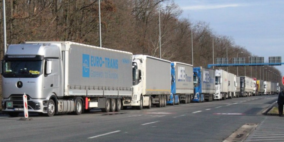 Blokirano 15 graničnih prelaza: Vozačima onemogućeno da rade svoj posao - Prvo su ih hapsili, a sada... (FOTO)