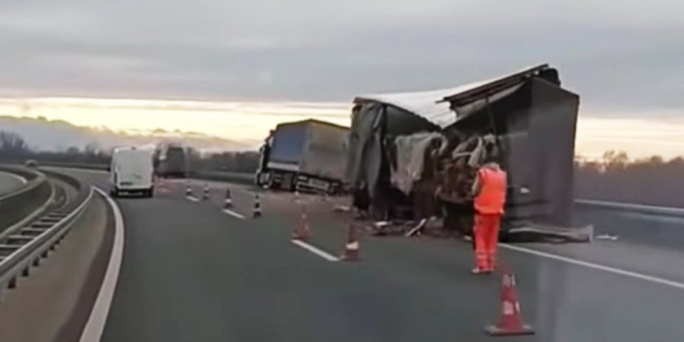 Horor na putu: Roba i delovi šlepera rasuti po kolovozu