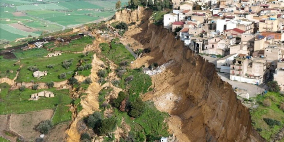 Ovo se ne pamti! Šteta veća od milijardu evra - Hiljade evakuisanih, klizišta gutaju kuće (FOTO/VIDEO)