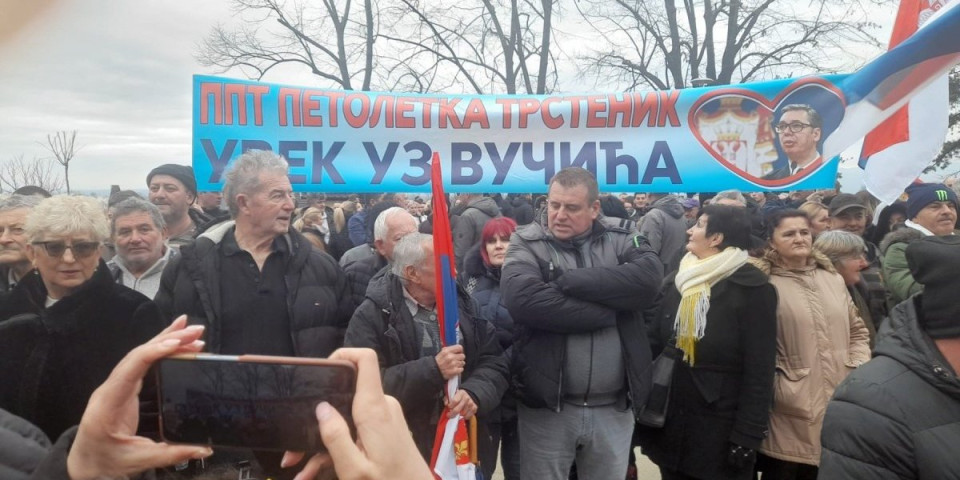 Građani i učenici čekaju Vučića u Velikoj Drenovi: Otvara rekonstruisanu školu u 11 časova (FOTO)