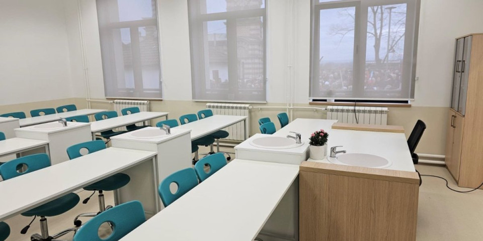 Osnovna škola u Velikoj Drenovi potpuno rekonstruisana: Evo kako je izgledala pre (FOTO)