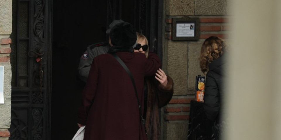 Poslednji ispraćaj Senke Veletanlić: U kapeli sviraju njene pesme (FOTO)