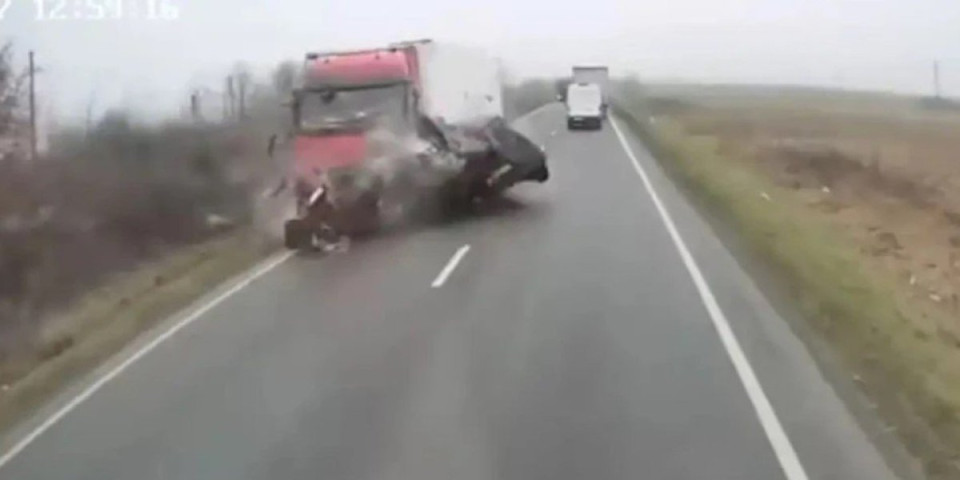 (UZNEMIRUJUĆE) Pojavio se snimak pogibije navijača PAOK-a, vozilo razneto u paramparčad!