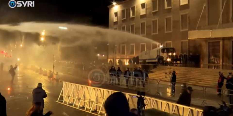 Policija u Albaniji razbija demonstracije suzavcem i vodenim topovima: U EU se prave da ništa ne vide (VIDEO)