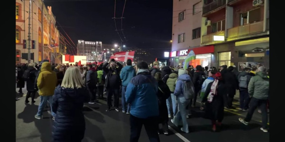(FOTO, VIDEO) Pukli i pre početka: Veća gužva za burek, nego što ima blokadera u centru Beograda