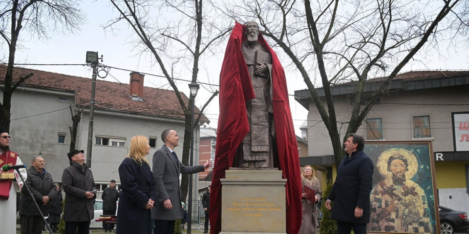 I ovaj grad dobio spomenik Svetom Savi: Ministar odbrane prisustvovao ceremoniji