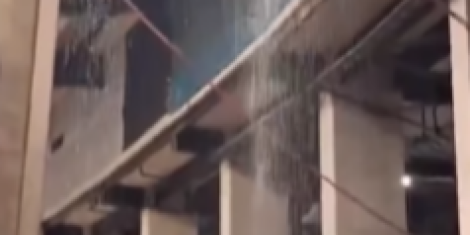 Da se ovo desilo u Srbiji blokaderi bi poludeli: Potop na renoviranom stadionu - ljudi bežali da se sklone od vode