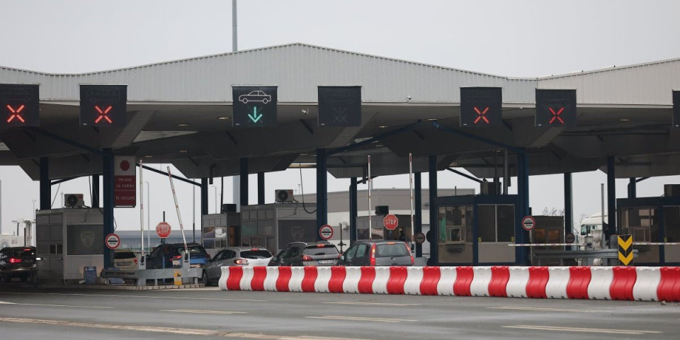 Nema igla gde da padne: Vozila u mestu stoje 4 sata