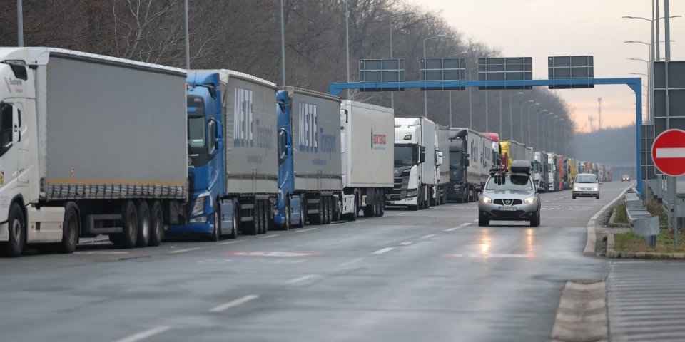 Kraj strpljenja na granicama: Kamioni čekaju i do pet sati na izlazu iz Srbije, evo gde je najgora situacija!