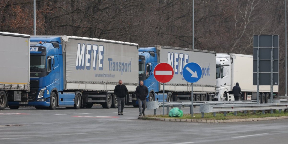 Haos na Batrovcima: Nepregledna kolona kamiona - Ovo je jedino rešenje za prevoznike