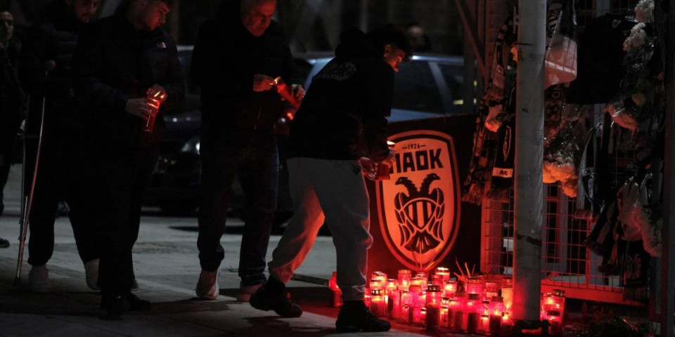 Tuga preplavila "Tumbu": Živković i fudbaleri PAOK-a se oprostili od tragično nastradalih navijača
