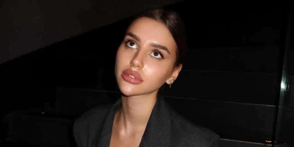 Dekolte Lare Čolić zapalio mreže: Svi gledaju u jedan detalj i pitaju se šta znači (FOTO)