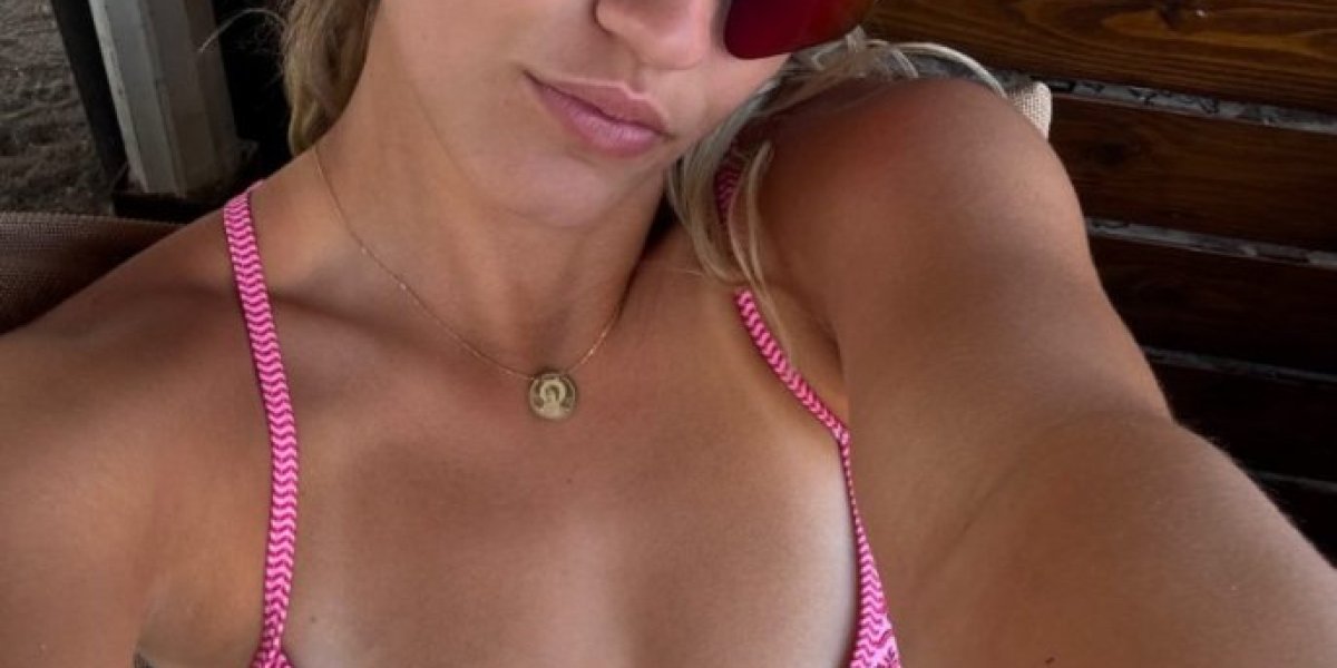 Milica u mini bikiniju