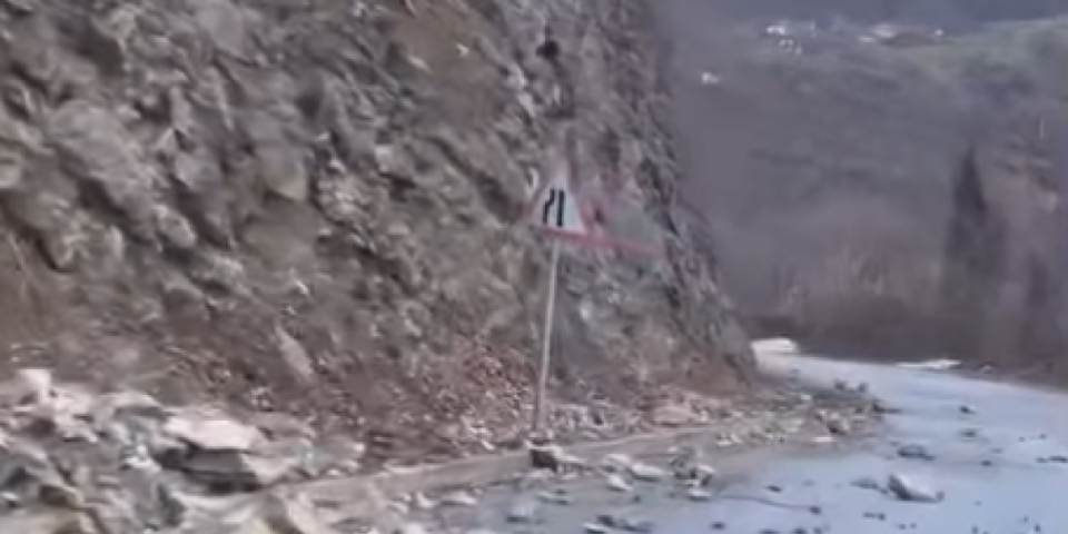 Veliki odron u okolini Valjeva: Stenje zasulo put ka Rovnima (VIDEO)