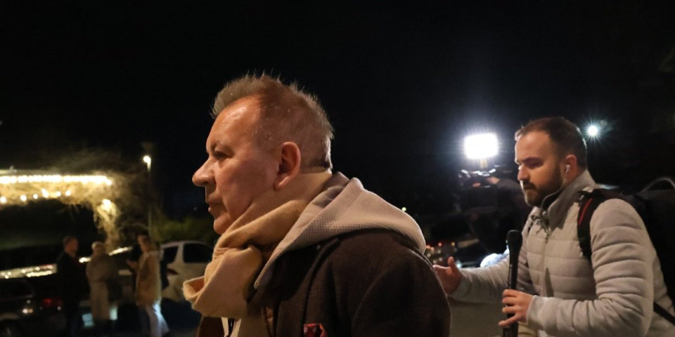 Jurnjava u centru Beograda: Bojović beži od novinara Informera kao đavo od krsta (VIDEO)