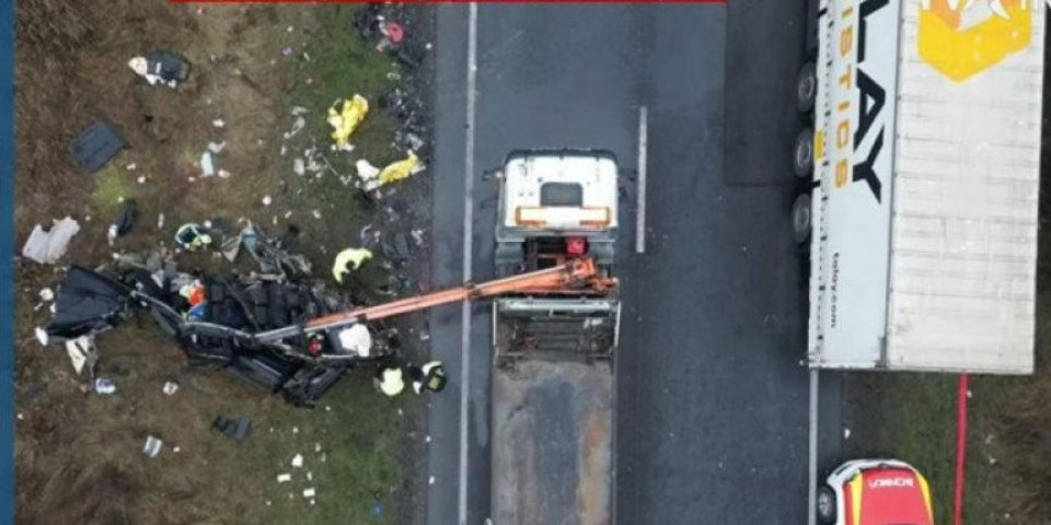 (VIDEO) Jezivi snimci sa mesta nesreće: U ovom kombiju su stradali navijači PAOK-a, vozilo potpuno smrskano