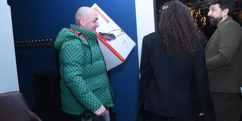 Estrada se sjatila kod Ognjena Amidžića - Od Desingerice dobio najčudniji poklon (FOTO)