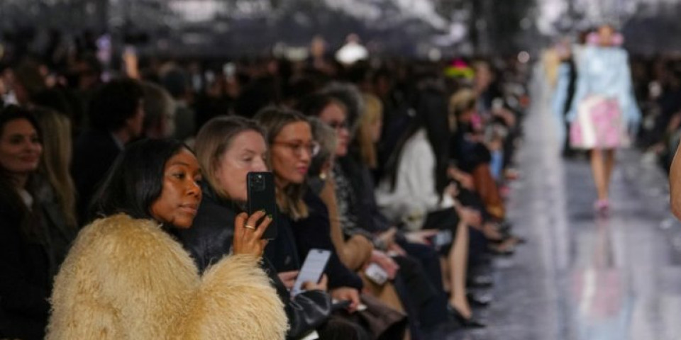 Revija Kristian Dior vratila je jedan jako ženstven modni detalj u velikom stilu - pubilika Nedelje mode u Parizu oduševljena (FOTO)