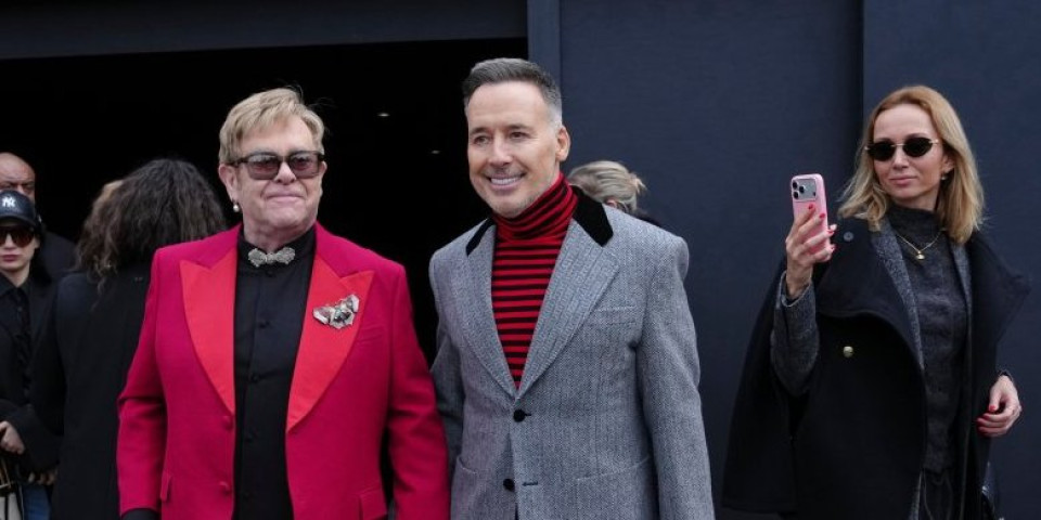 Pariz je goreo kad je Elton Džon stigao na reviju modne kuće Valentino: Stajling koji se pamti (FOTO)