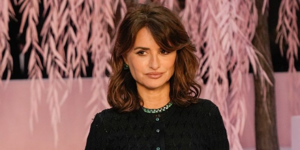 Crna mamba u Parizu: Penelope Kruz zavela sve na Šanel reviji proleće/leto 2026 (FOTO)