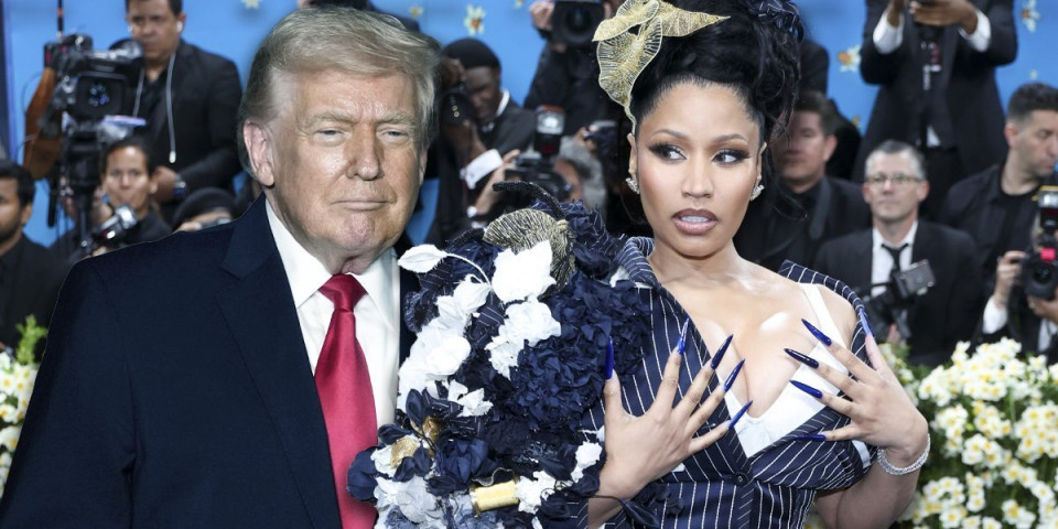 "Pustiću nokte kao tvoje": Tramp držao za ruku Niki Minaž, pa joj uručio karticu o kojoj sanjaju mnogi imigranti