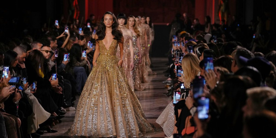 Najlepše haljine u Parizu: Čipka i kristali, a na ovu venčanicu su svi zanemeli (FOTO)