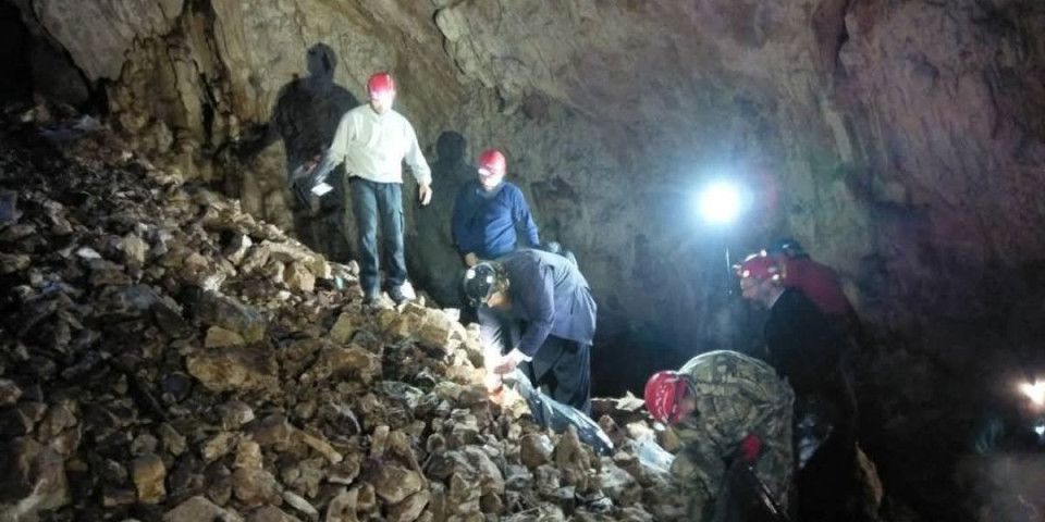 U jami Cerova otkriveni ostaci mladih četnika! Komunistički zločin skrivala gomila kamenja