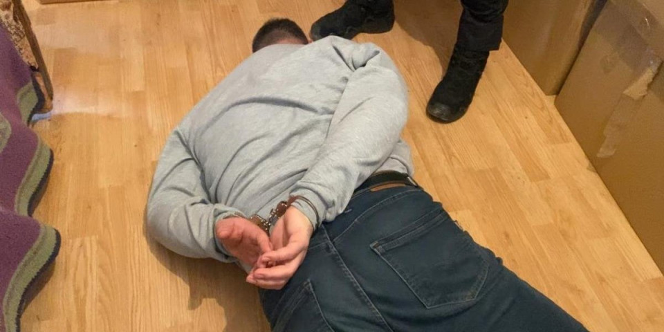 Pao diler u Beogradu: Šok za policajce prilikom pretresa stana (FOTO)