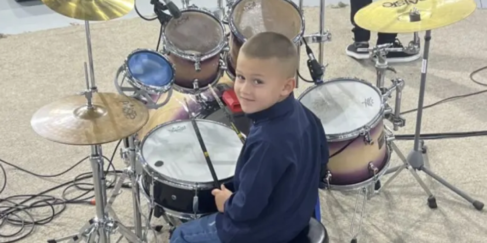 Tek je počeo, a rastura: Svira bubnjeve sa šest godina kao da mu je pet puta više (VIDEO)