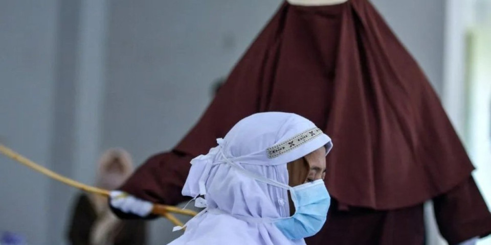 Brutalna kazna zaprepastila svet! Žena se onesvestila nakon javnog bičevanja: Dobila čak 140 udaraca - Razlog je bizaran