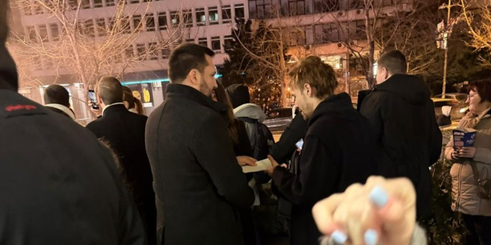 Blokaderi pali na delu! Pogačar isplaćuje Dinića usred Novog Sada (FOTO/VIDEO)