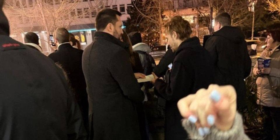 Blokaderi pali na delu! Pogačar isplaćuje Dinića usred Novog Sada (FOTO/VIDEO)