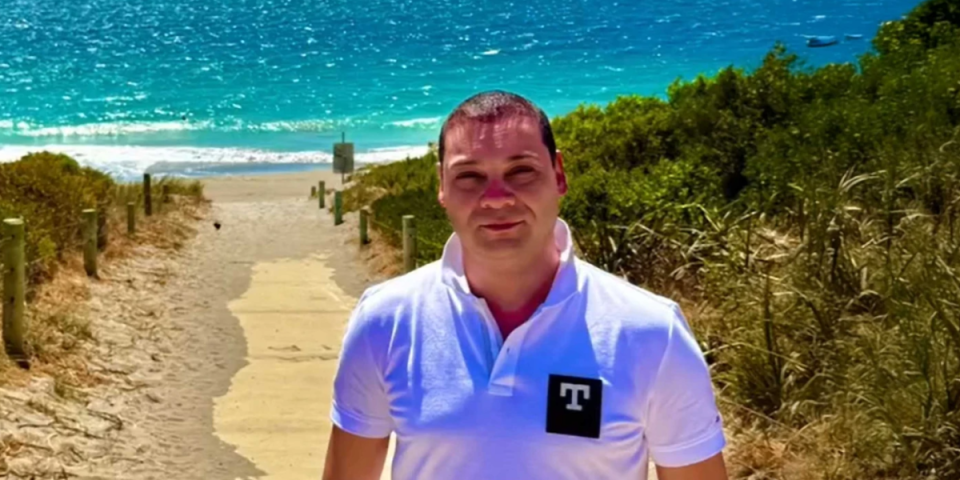 "Nikad kafu nije platio": Pevač se baškari u Tajlandu, a ovako ga je kolega prozvao (VIDEO)