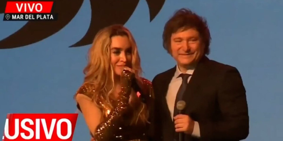 Šta je ovo, ljudi?! Pevačica pozvala predsednika na binu, usledio neviđeni haos! (VIDEO)